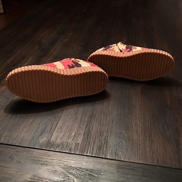 Brand New Suede Camo Sneakers Size 5.5 - Picture 4 of 6